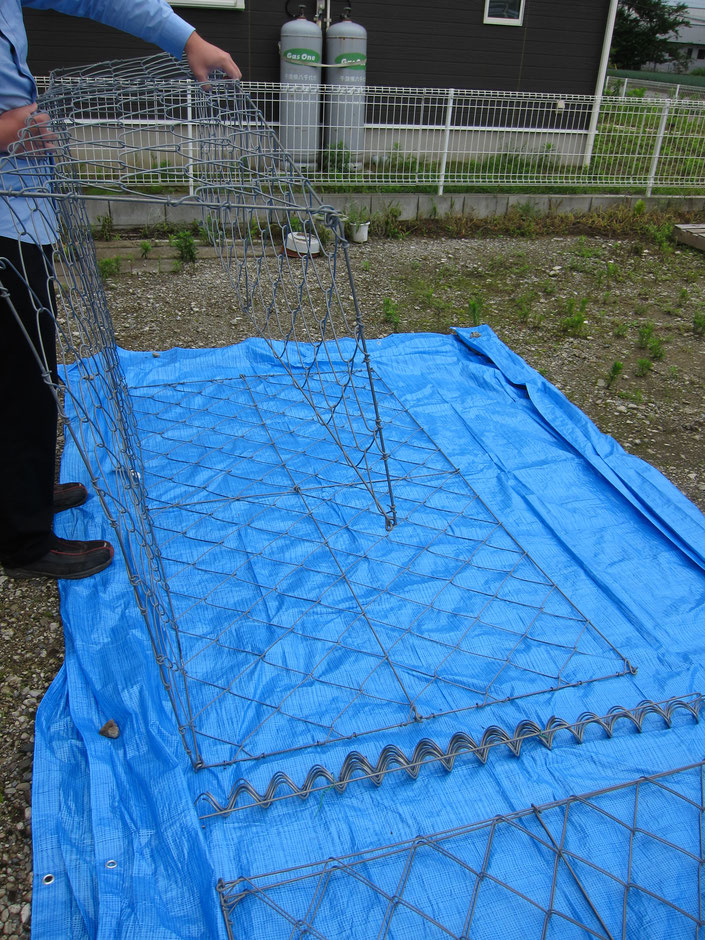 山や自宅裏の、豪雨による土砂崩れを防ぐのにふとんカゴは有効です。その金網製のふとんカゴを、写真付きで組み立て方をご紹介しております。