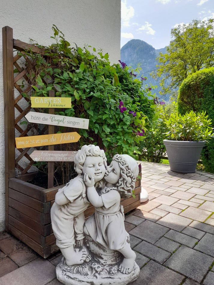 Vor dem Haus der FW Landhaus Bergidyll ****