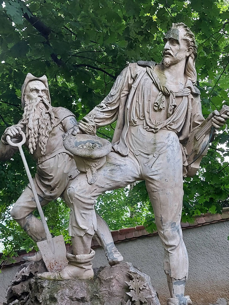 Das Rotkopf-Görg-Denkmal im Park von Schloss Burgk