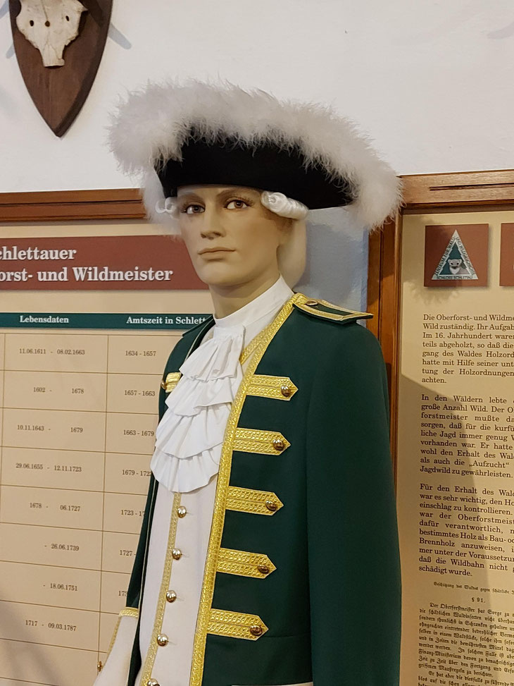 Schlettauer Forst- und Wildmeister mit posamentenbesetzter Uniform