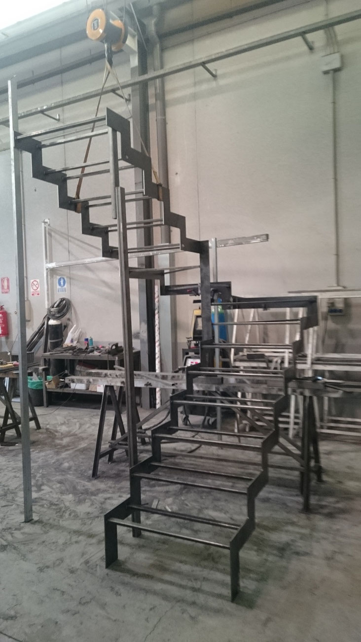 Escaleras con estructuras, en acero inoxidable y hierro. Somos