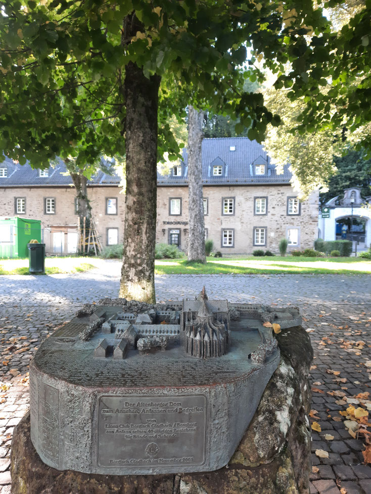 Bronzegussmodell der heutigen Klosterlandschaft vor dem Altenberger Dom