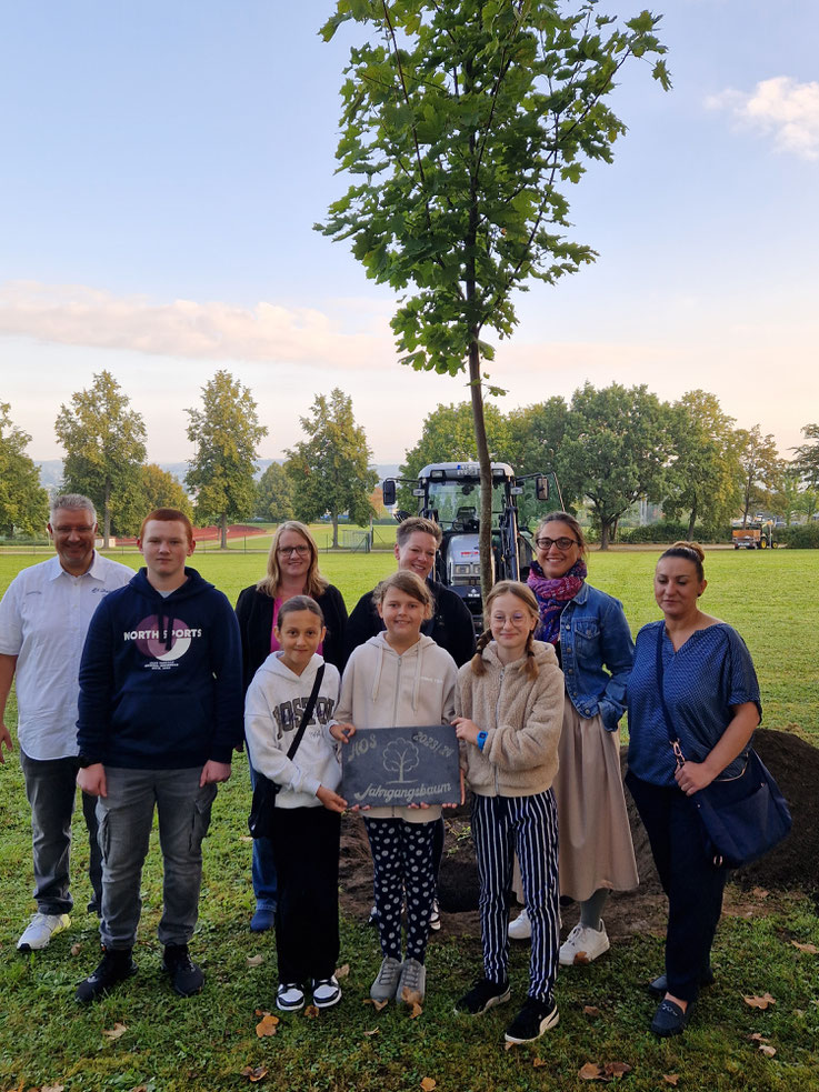 v. l.: Schulleiter Bernd Schick, Artem Shalimov (Brückenklasse), Konrektorin Alexandra Riedl, Lela Scherer (5a), Lina Schmidt (5b), Elternbeirätin Bettina Dinkel, Anni Zillig (5cG), Elternbeirätin Martina Zillig und Elternbeirätin Sevim Akasma