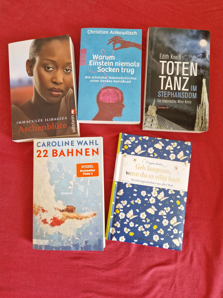 Diese Bücher habe ich zum Geburtstag bekommen. Jetzt habe ich wieder viel Lesestoff. Danke!