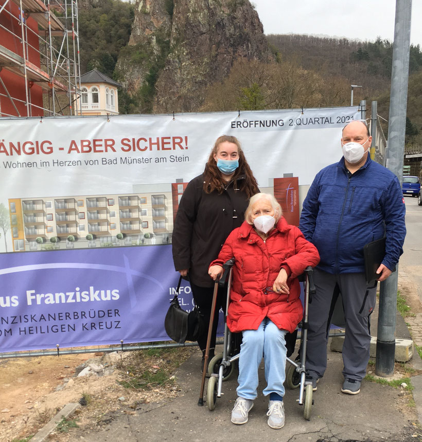 Die zukünftige Mieterin Helga Frey (Mitte) mit Sohn Thorsten und Enkelin Franziska Frey Foto: Franziskanerbrüder vom Heiligen Kreuz