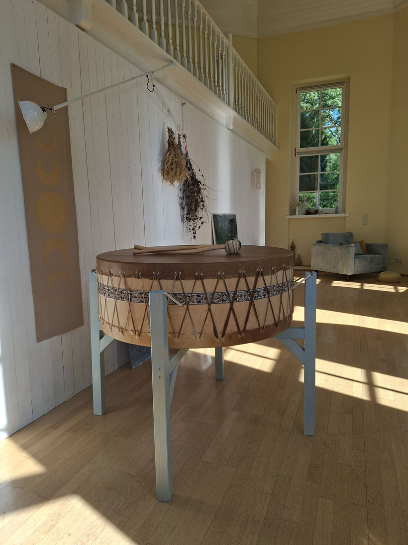 Unter meiner Ur-Trommel spürst Du den Herzschlag von Mutter Erde