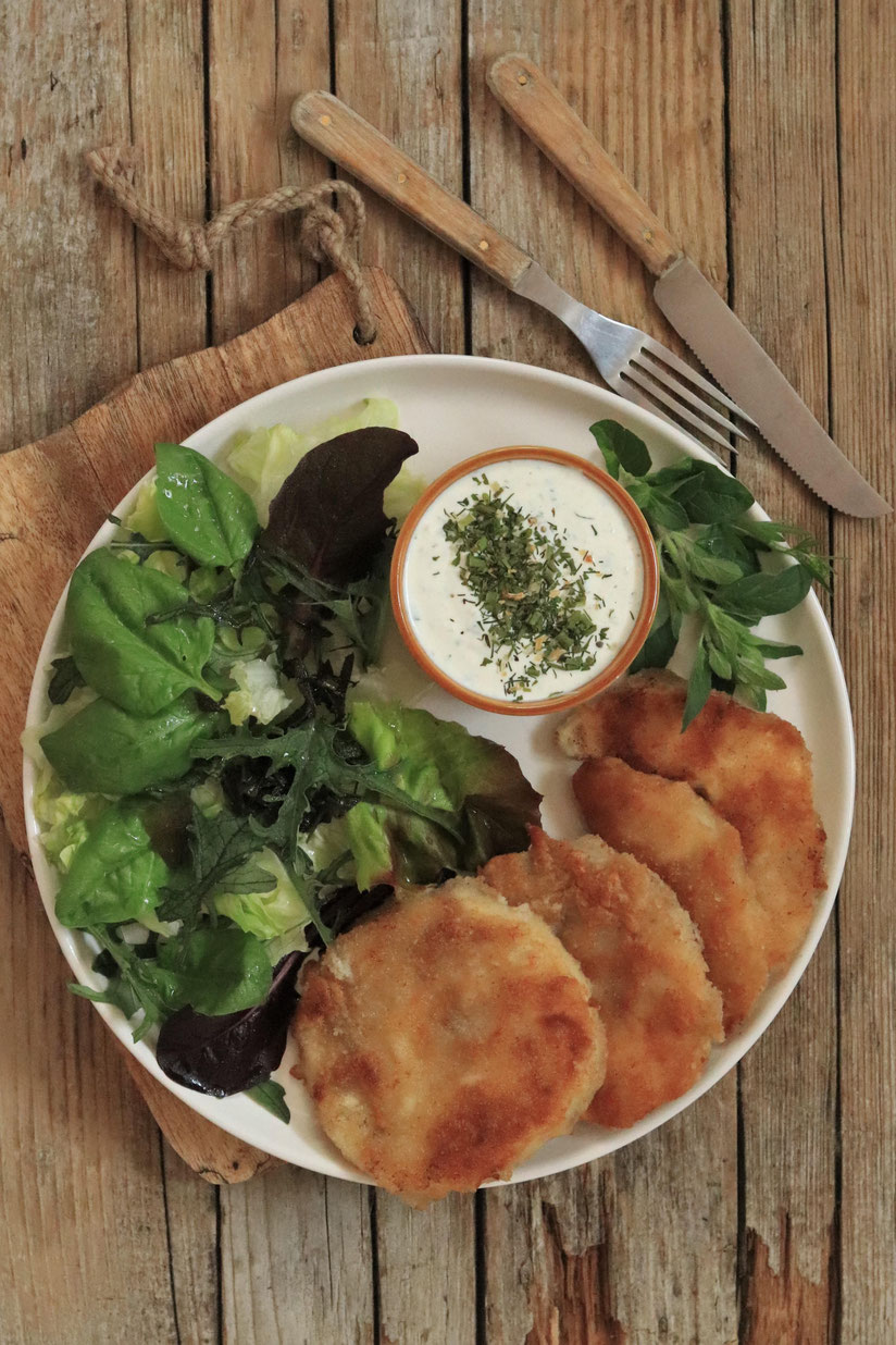 Sellerieschnitzel mit Salat und Dip