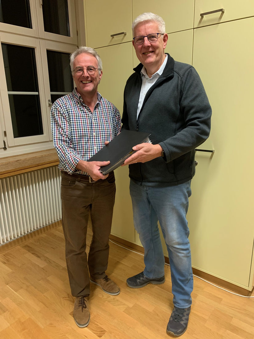 Dani Fürst gibt seine Akten an das neue Vorstandsmitglied Markus Kuhn weiter.