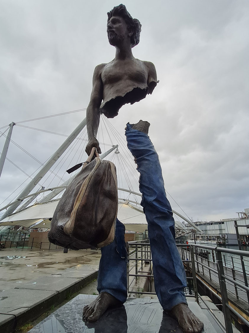 Porto Antico di Genova, Bronzeskulptur "Hubert" von Bruno Catalano, 310x120x130 cm (am 16.10.2024)