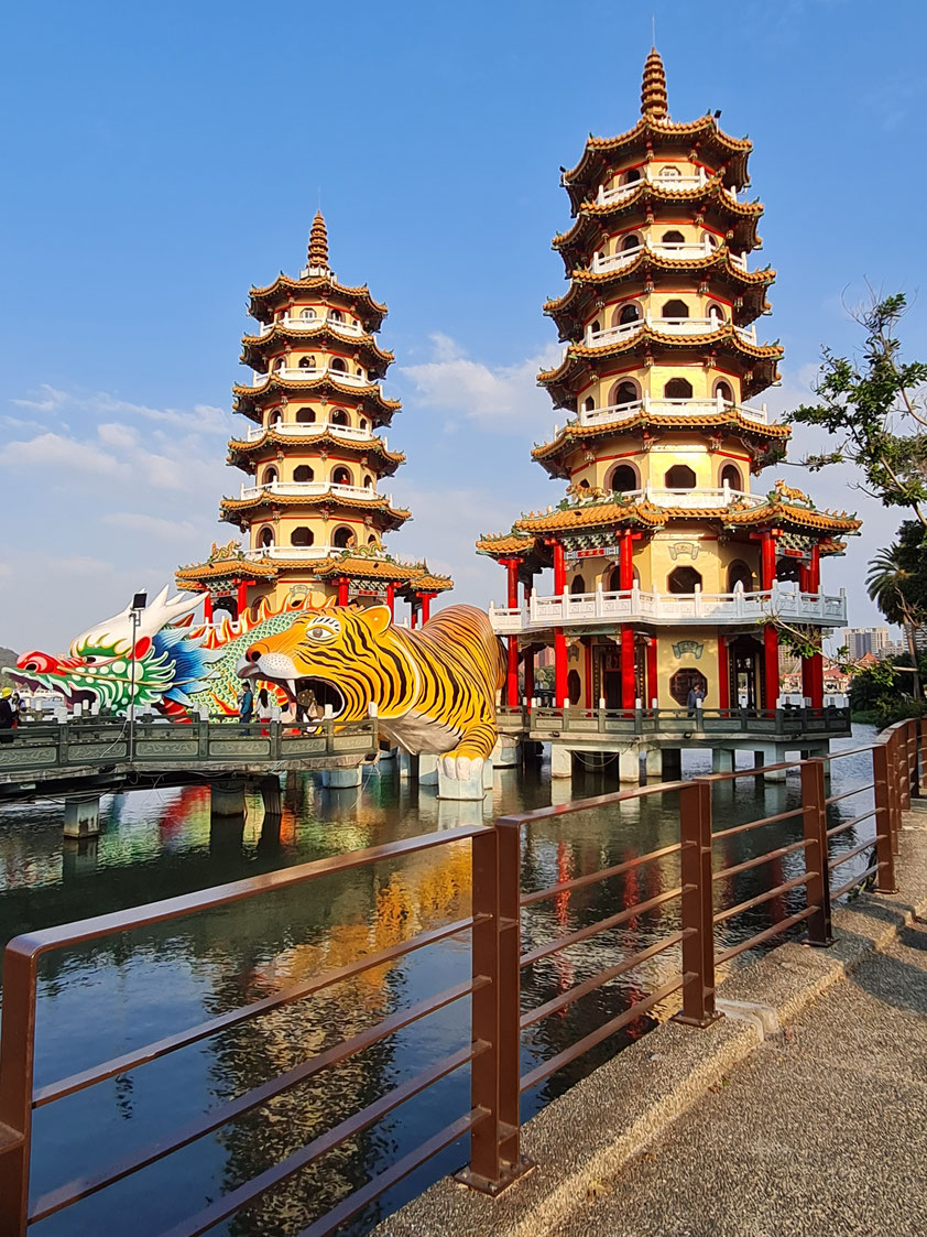 Taiwan, das Fo-Guang-Shan-Kloster im Süden der Insel, zwei Pagoden der bedeutenden buddhistischen Tempelanlage (25.1.2026)