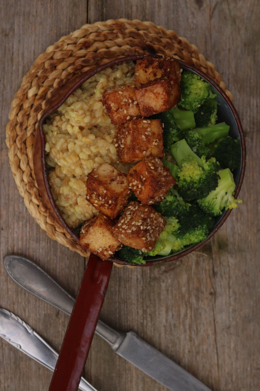 panierter Tofu mit Reis und Gemüse