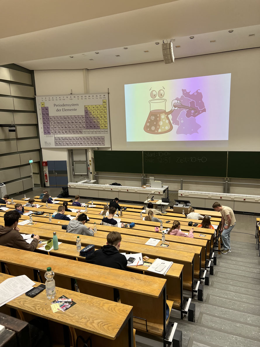 CDS-Teilnehmende der Landesrunde in Münster während der Klausur.