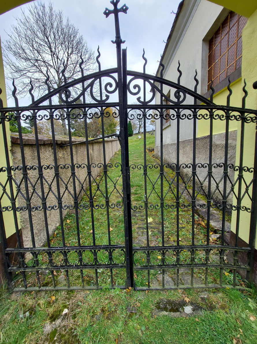Eingangstor zum alten Friedhof Moldava