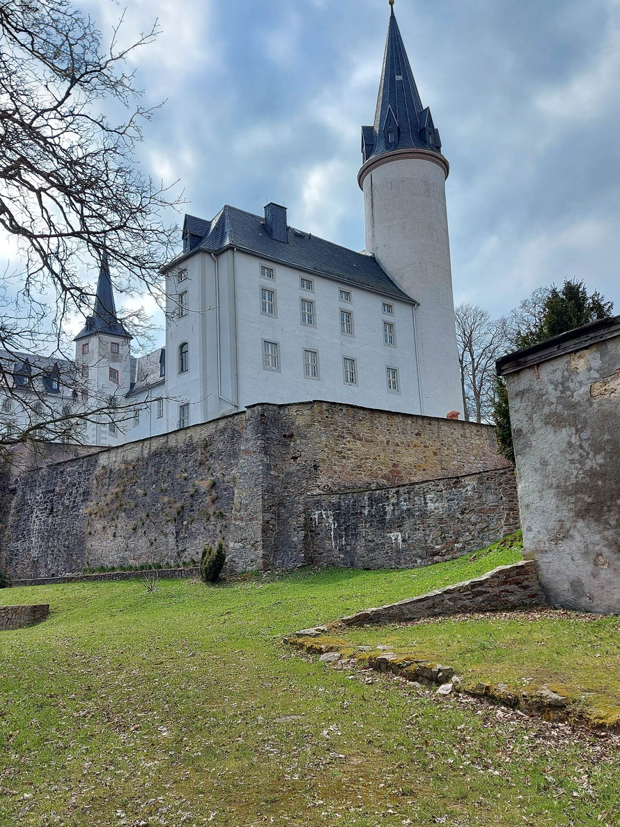Schloss Purschenstein mit Bergfried im Vordergrund rechts
