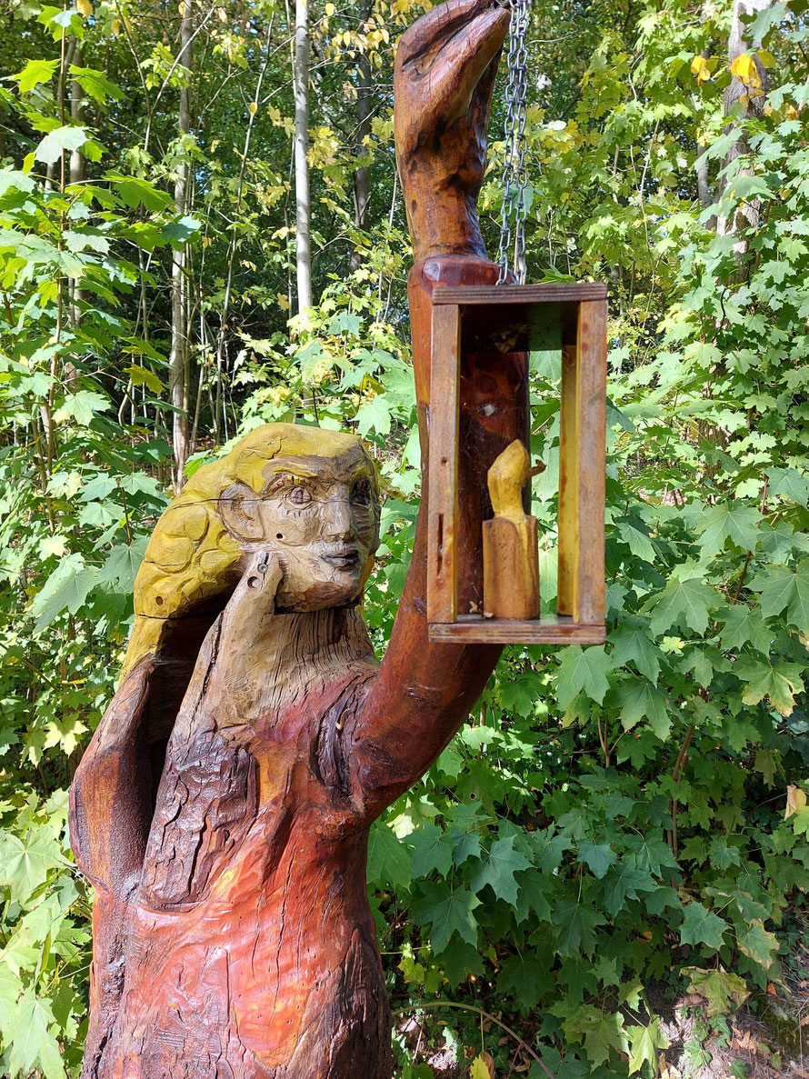 Das "weiße Fräulein", eine Rabenauer Sagenfigur, hier als Holzskulptur von Olaf Klepzig
