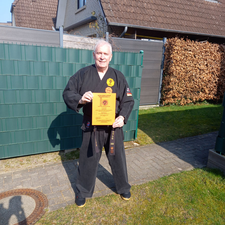 Sensei Harald Feith nach erfolgreicher Prüfung zum 3. Dan
