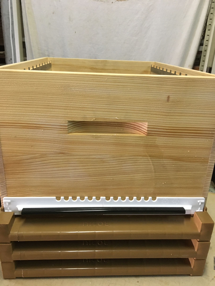 Plancher (fond de ruche) Nicot en plastique  adapté - Réduit - Racourci pour ruche Alsacienne couchée