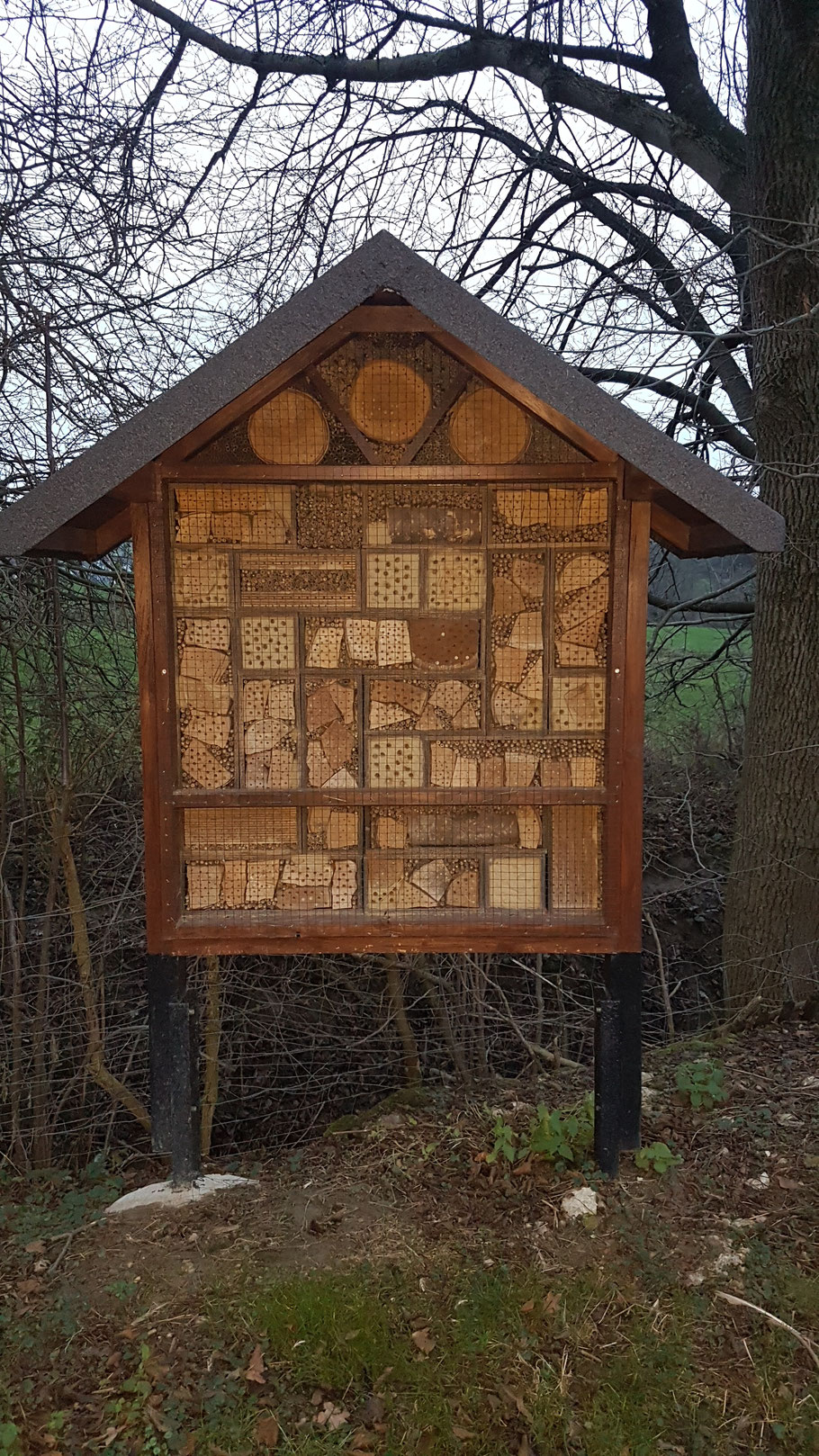 Bienenhotel  extra groß aus Holz mit Holz und Tonkinstäben gefüllt. Mit 2 Ständern