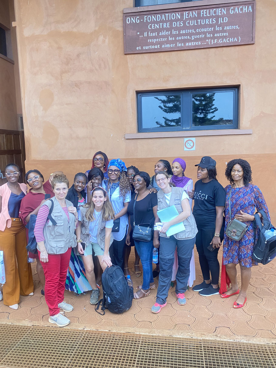 Equipe médicale de l'hôpital Dexeus de Barcelone et les femmes de la Fondation Gacha et de l'hôtel Zingana ayant bénéficié de consultations diverses.