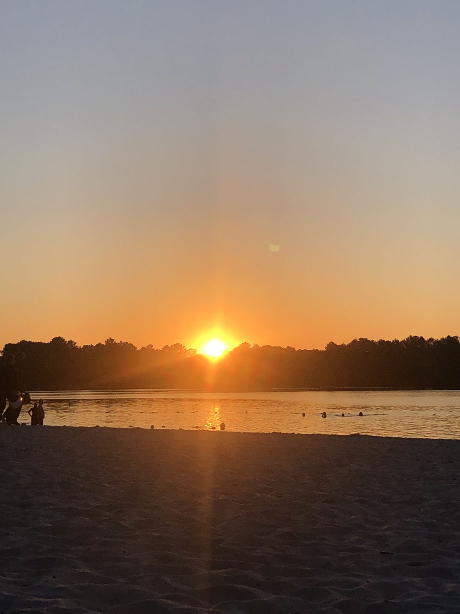 Le lac offre un somptueux coucher de soleil depuis le sable./Crédit photo Le Belinétois. 