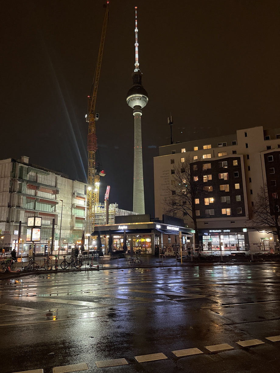 Aapka - INdisches Restaurant Berlin Alexanderplatz - Hintergrund TV Tower Berliner Fernsehturm