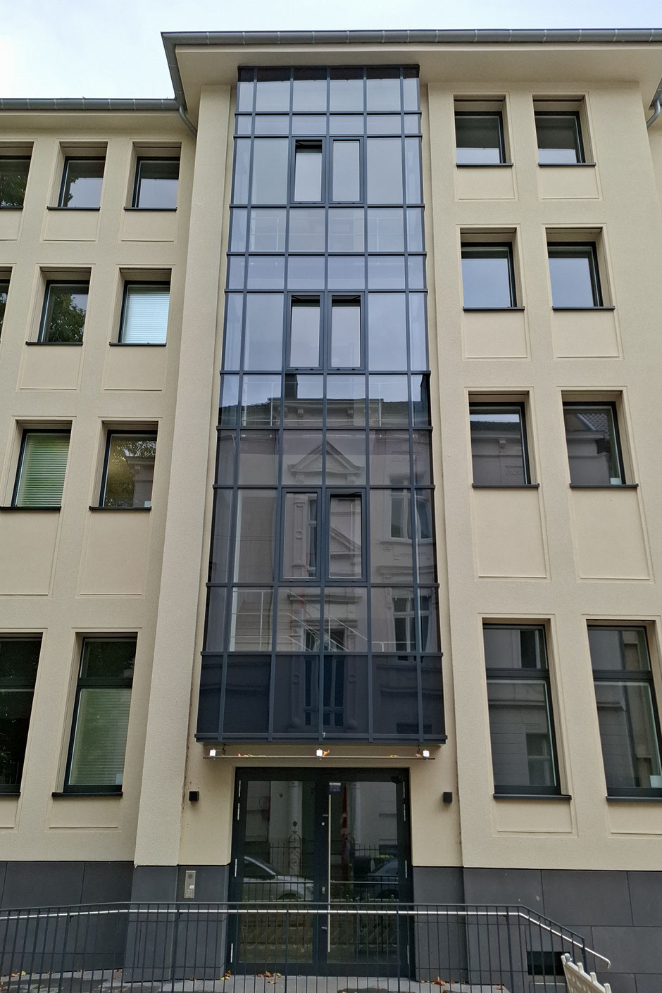 Energetische Sanierung eines älteren Bürogebäudes, WDVS, Holz-Alu-Fenster, Natursteinsockel