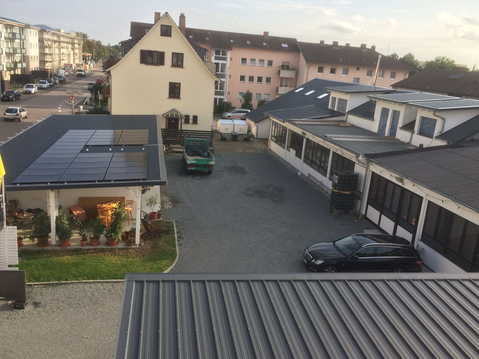 Ansicht Betriebsgelände des Malerbetriebes Böhm:  Kundenparkplätze im Hof am Büro.