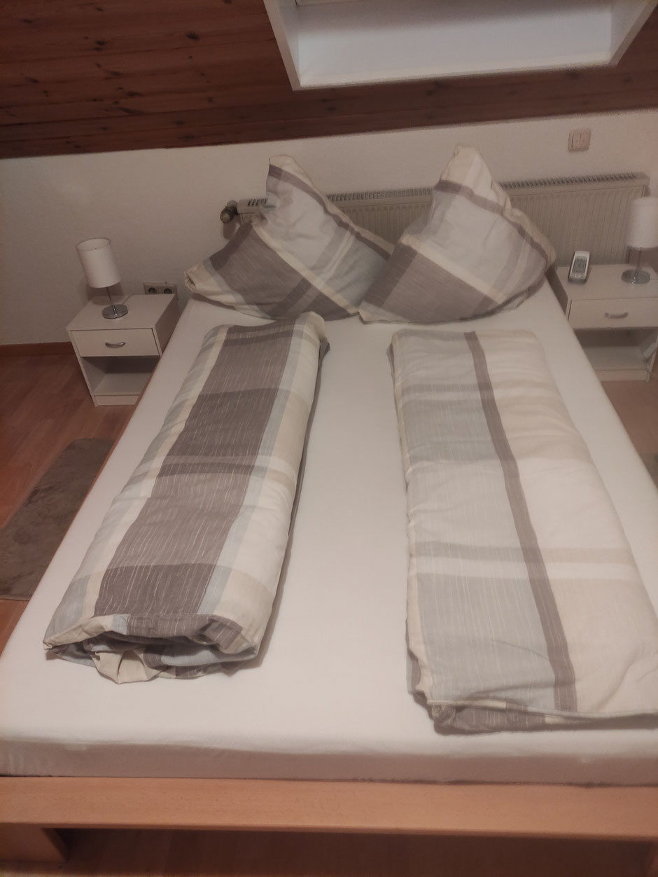 Kleines Schlafzimmer 140 cm x 200 cm- Bett