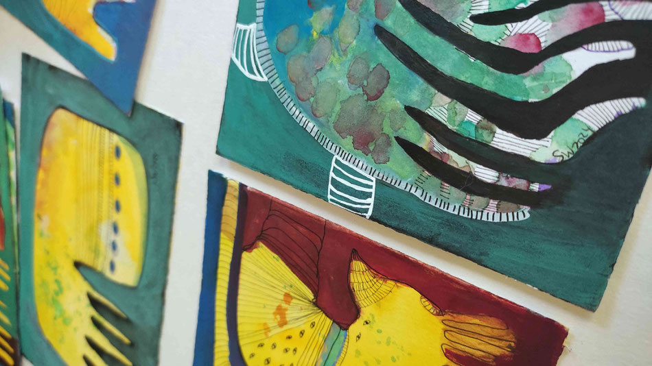Verschiedene Kunstwerke liegen aufeinander