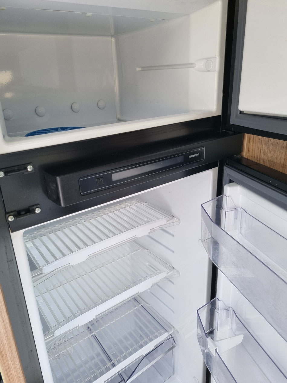 Großer Kühlschrank mit separatem Gefrierfach