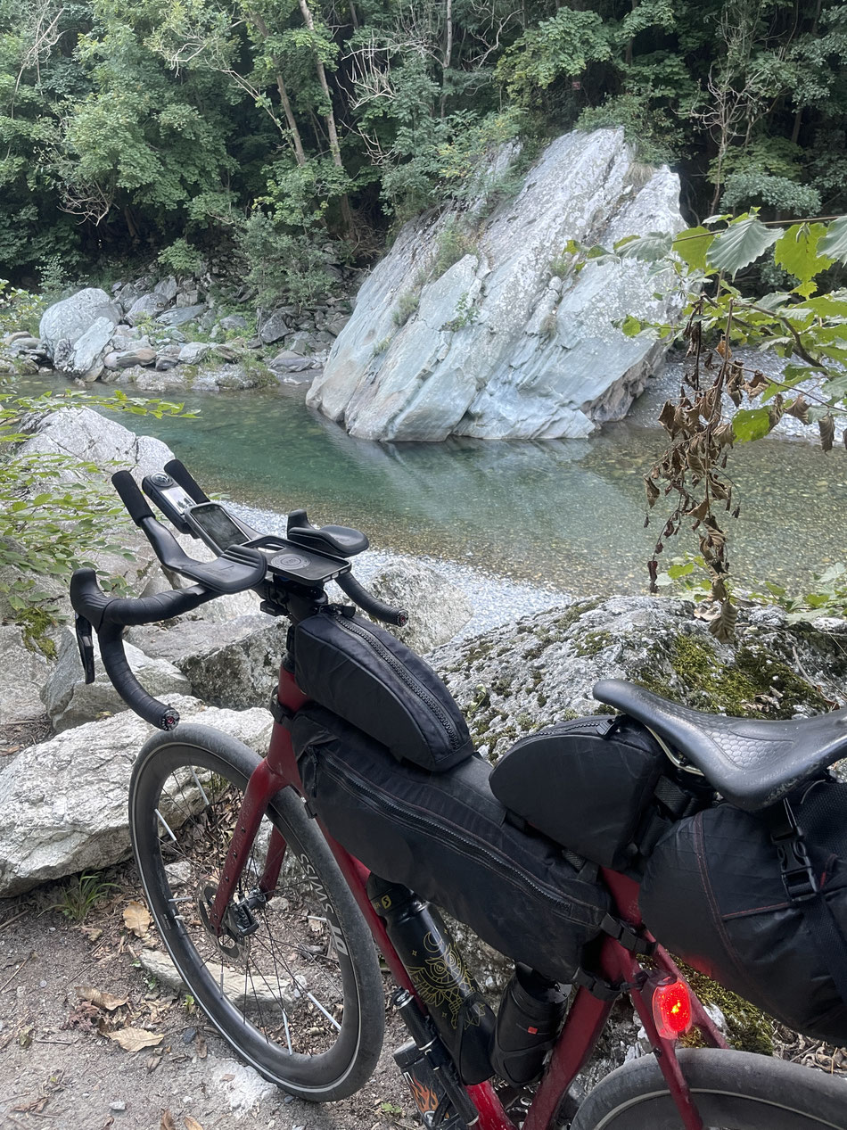 Versteckt zwischen Felsen in Ligurien, wo das Licht leise flüstert. Ein Ort, den nur jene finden, die wirklich unterwegs sind.