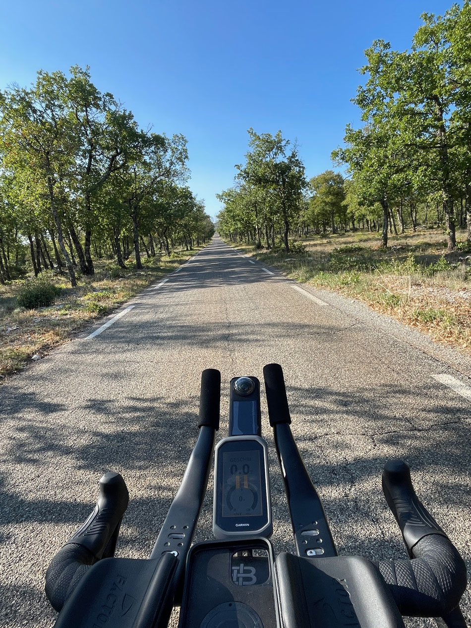 Hier fährt man nicht gegen die Zeit. Hier fährt man gegen die Sonne.