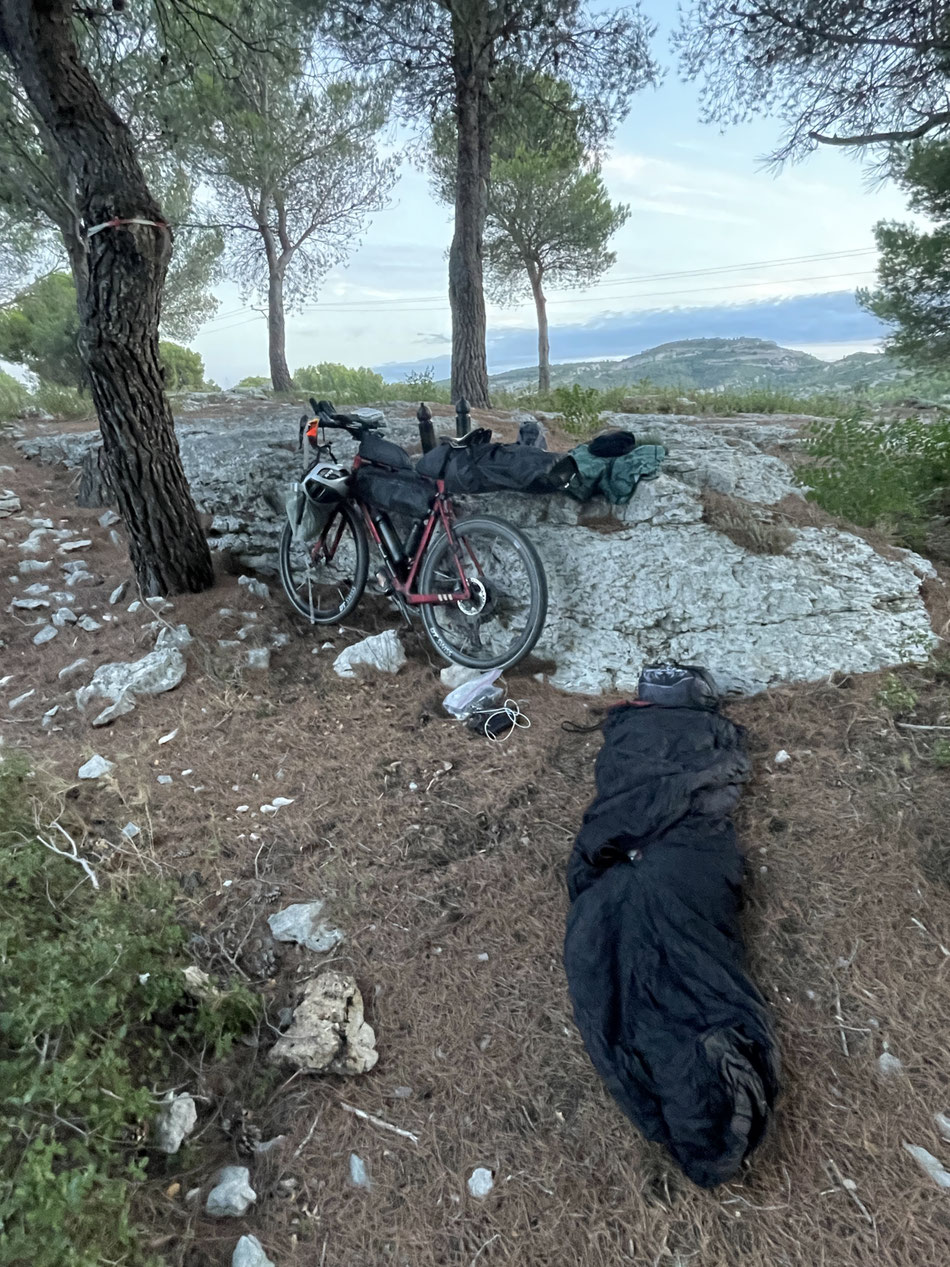 Randonneur Hotel, irgendwo zwischen Cassis und La Ciotat. Kein Dach, keine Matte, kein Plan. Nur Morgenhimmel, Salzluft und der Verdacht, dass Glück manchmal einfach keine Unterlage braucht.