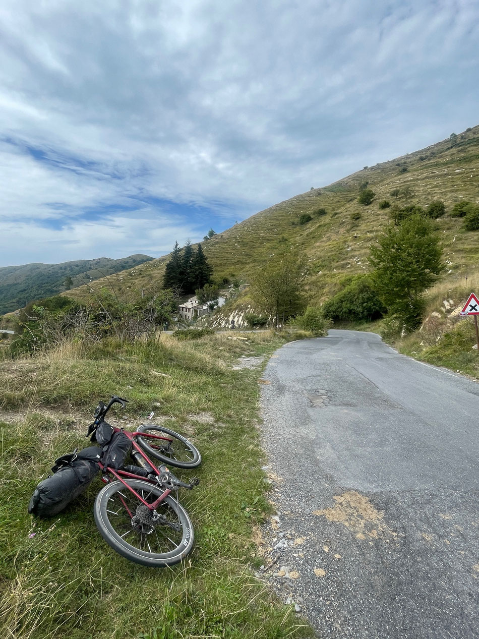Manche legen am Checkpoint Blumen nieder. Andere ihr Bike.