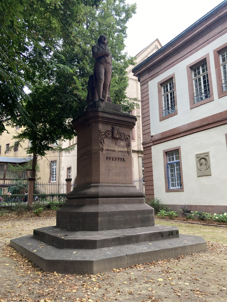Le Square Pfeffel se situe Grand'Rue, il est voisin du Tribunal de Grande Instance et proche du 41 Grand'Rue, maison natale de Théophile Conrad Pfeffel (1736-1809).