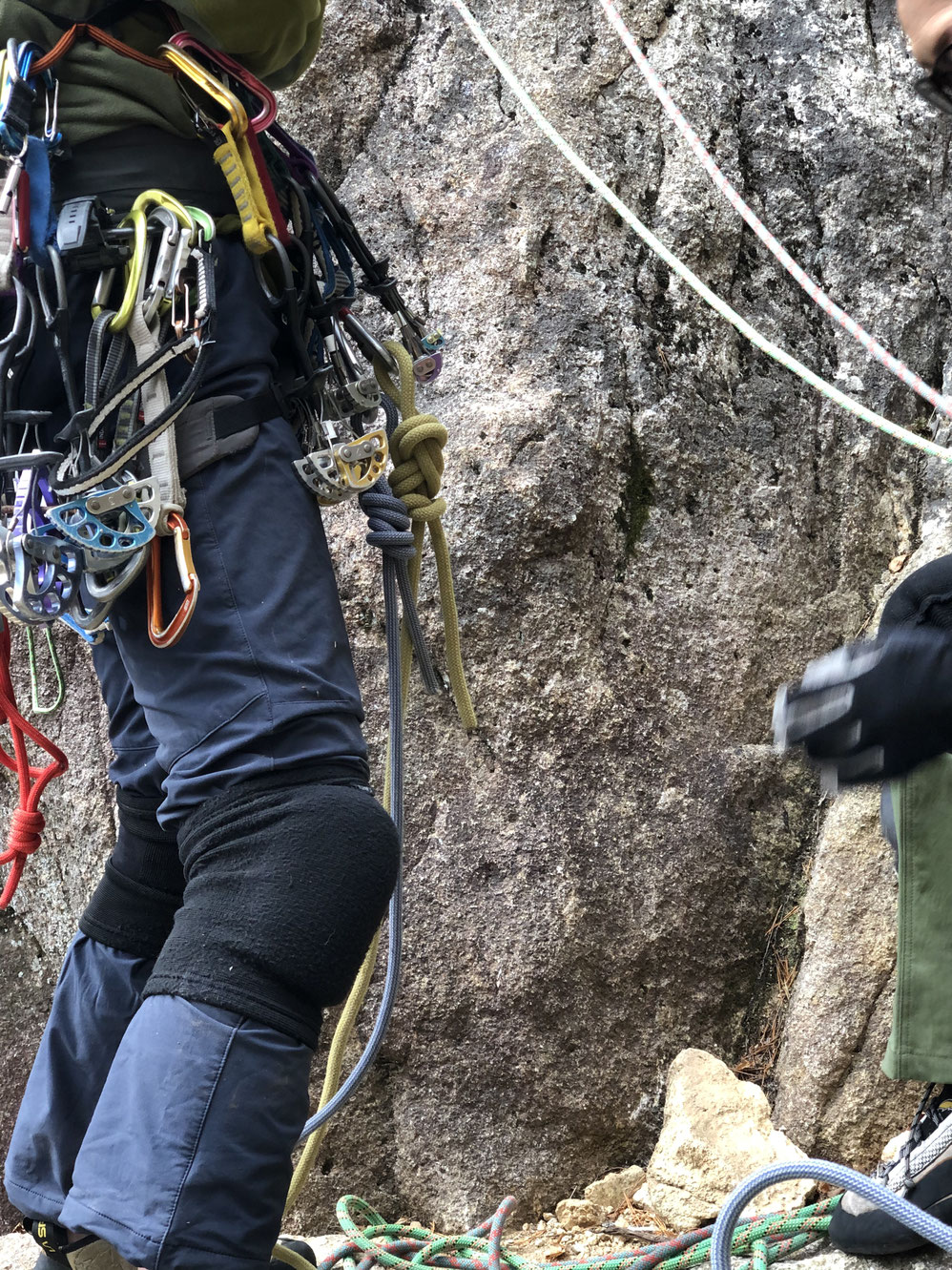 小川山にて。40年前に絶滅したはずの技術をいまだに使用して、後輩にもそれを伝えているとんでもない山岳会もある。わからない? それはダメでしょ!