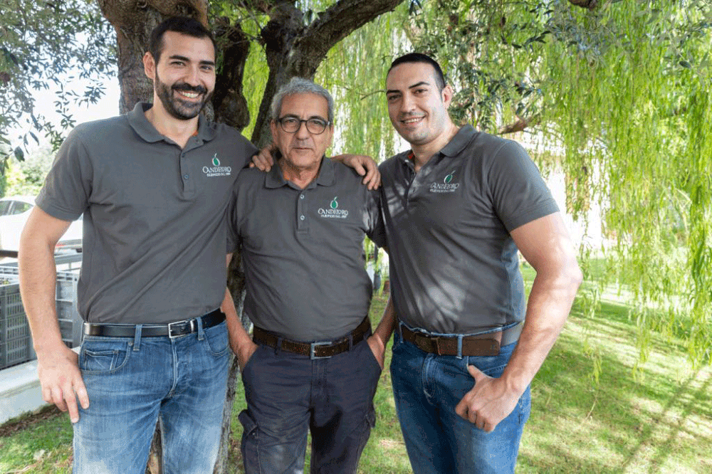 Claudio Candeloro betreibt die Ölmühle in Loreto Aprutino, die ca 1950 sein Großvater gegründet hatte. Seit 2023 hat er die Zukunft der Mühle in die Hände seiner beiden Söhne Alessandro und Davide übergeben.