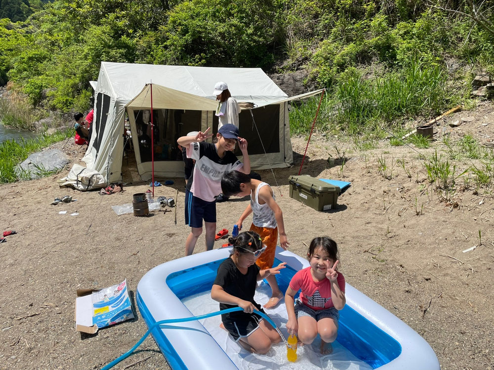 ポンプで水を組みプール遊び