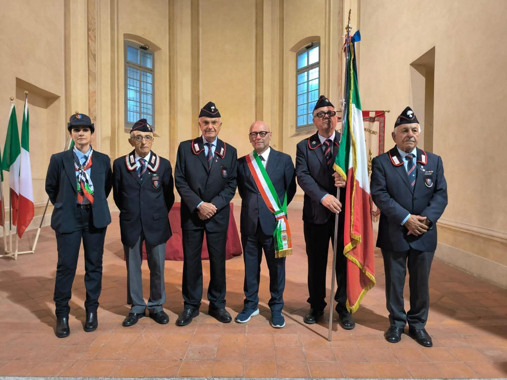🇮🇹 In occasione della Festa della Repubblica, oltre 50 neodiciottenni hanno ricevuto in dono una copia della Costituzione e una bandiera italiana, rinnovando una tradizione che da tre anni celebra il loro ingresso nella cittadinanza attiva.  All’Auditorium Disaró, il Sindaco Gianpiero Bocca e le Assessore Cinzia Battaglia, Martina Morazzi e il Presidente del Consiglio Comunale Vincenzo Bacino hanno incontrato le ragazze e i ragazzi della nostra comunità, in un momento dedicato ai valori della partecipazione, della democrazia e della condivisione. Alla cerimonia presente anche una nostra delegazione della sezione con il vicepresidente il nostro alfiere con la bandiera e alcuni soci.