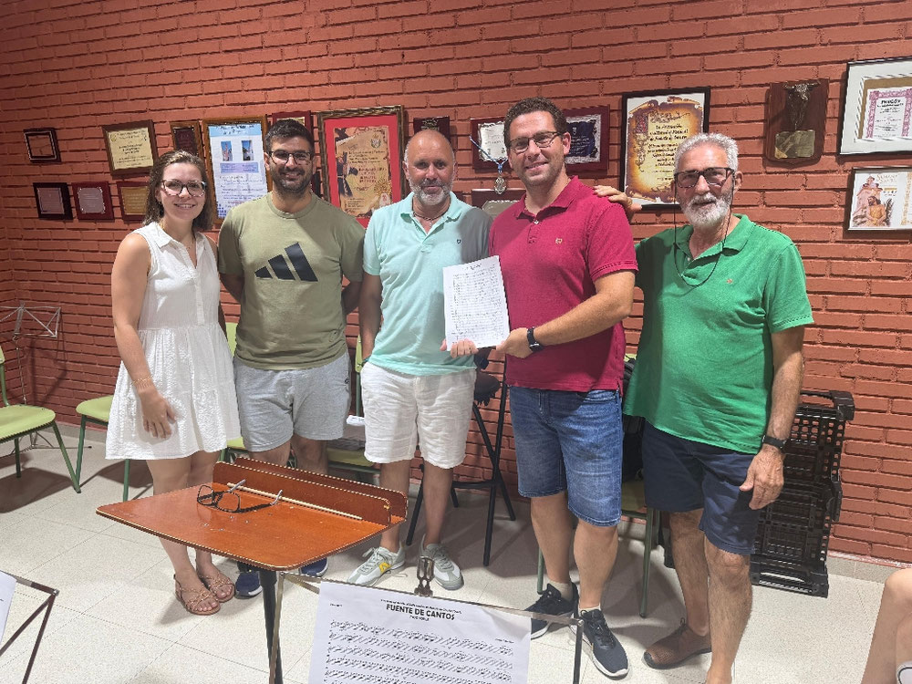 Entrega del pasodoble "Fuente de Cantos" por parte de Nacho Caballero a la Junta Directiva de la banda.