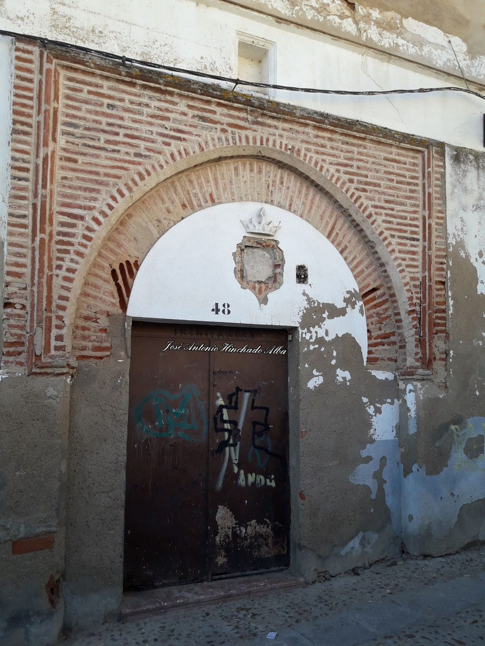 Puerta principal del Convento de las Trinitarias de Badajoz.