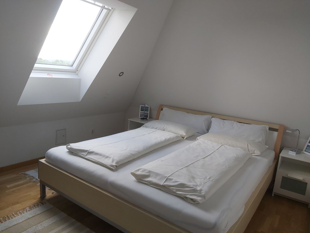 Schlafzimmer mit Doppelbett.180x200