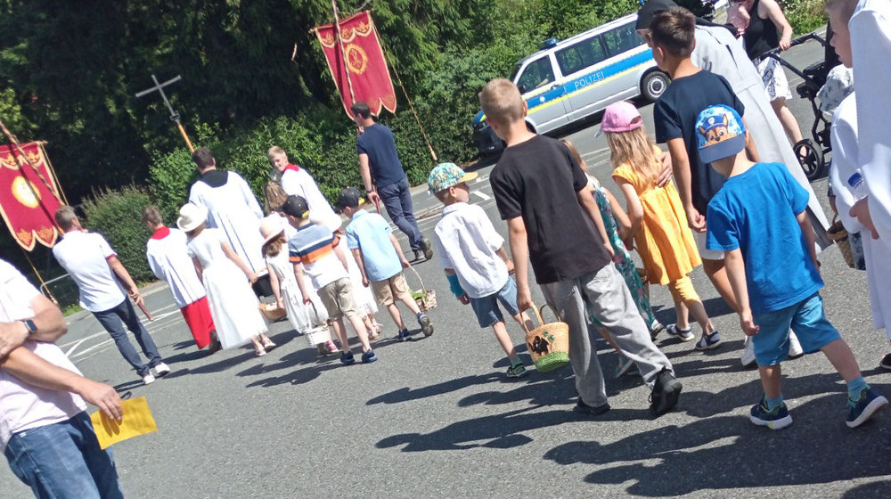 Die Blumenstreukinder am Beginn des Prozessionsweges - Wer entdeckt Sr. Maria?