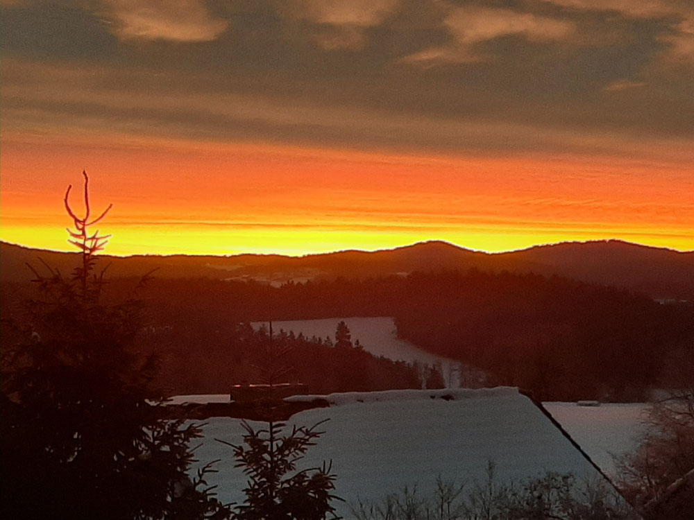 Sonnenaufgang im Winter - Blick aus Dachfenster