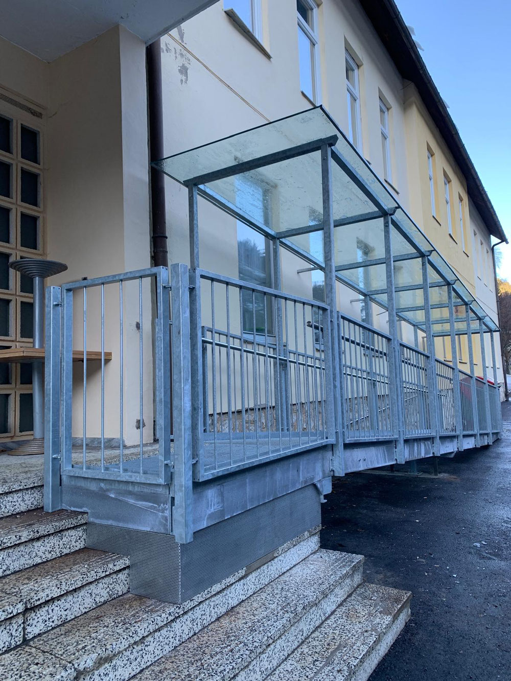 Rampe mit Glasdach 