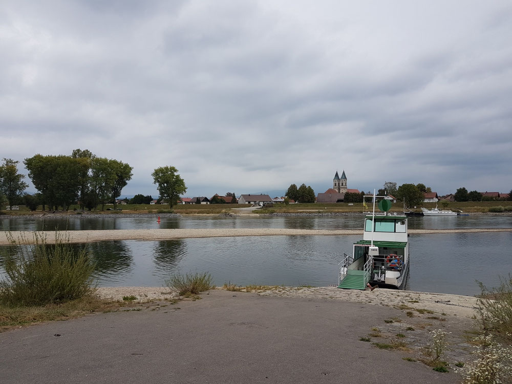 Die Fähre fährt jeden Tag hin und her.