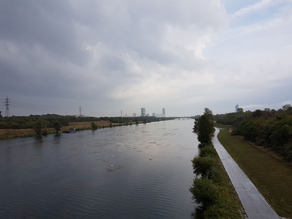 Die Donau ist wirklich eine Rampensau... fast auf jedem Bild ist sie. Im Hintergrund ist übrigens Wien!