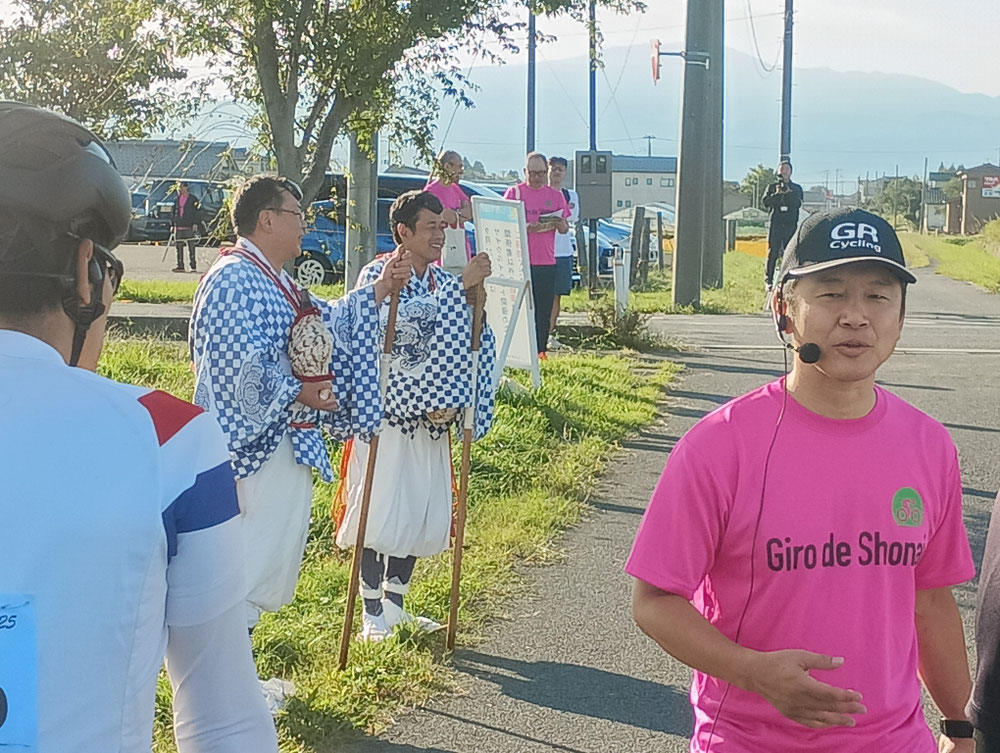 羽黒山の山伏のホラ貝を合図にスタート