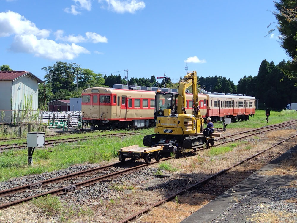 国吉駅を走る工事作業車