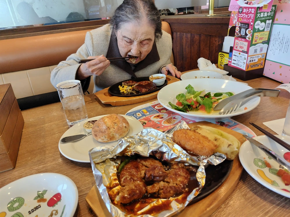 朝ごはん抜きだったので。
